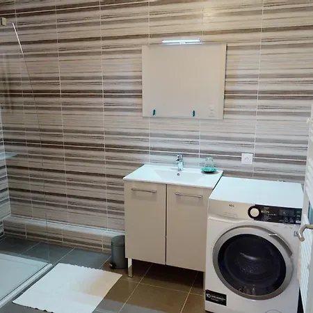 Au Pied Du Mont 1 Free Parking